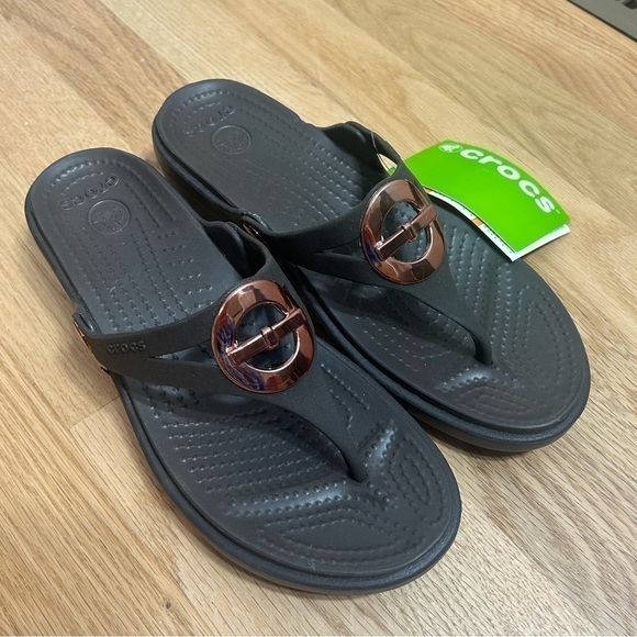 Crocs Sanrah Sandals NWT Sz 7 Black Silver Medallion Women’s Shoes - Picture 1 of 5